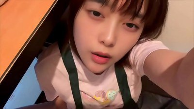 [Part-time internet cafe employee] While cleaning a room, this ultra-cute worker gets aroused when she watches the tissue left behind by a guy masturbating, and begins stroking while cleaning the room.