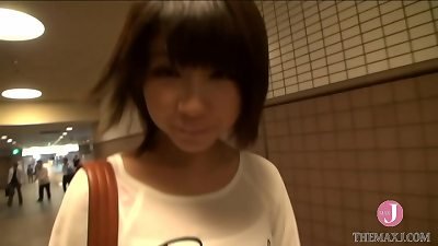 She grab the manstick with a super-cute little diabolical face that provokes men, straddles the cock, and screams and writhes in a cute voice.