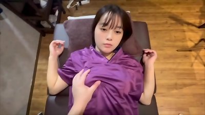 Even though she has a boyfriend, this perverted chick chiropractor likes the smell of shafts in front of her, and ends up fellating the perspiring beef whistle of a member of the track and field club while giving him a massage.